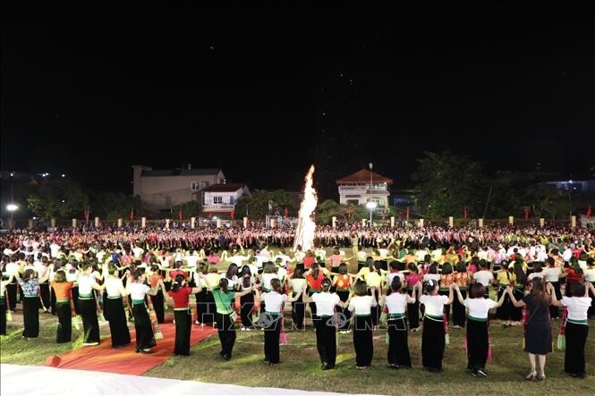 Mehr als 2000 Menschen werden am großen Xoe-Tanz in Yen Bai teil - ảnh 1
