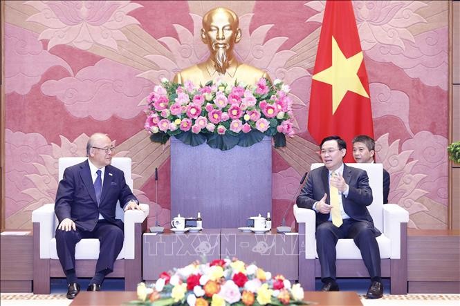 Parlamentspräsident Vuong Dinh Hue empfängt den Sonderberater der japanisch-vietnamesischen Abgeordnetenallianz - ảnh 1