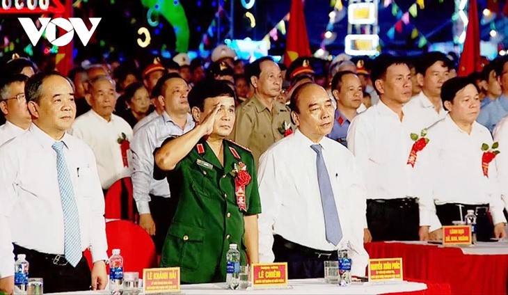 Staatspräsident Nguyen Xuan Phuc nimmt an der Feier zum 50. Jahrestag des Sieges Cam Doi teil - ảnh 1