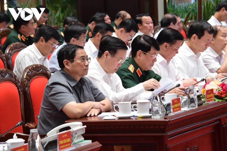 Premierminister Pham Minh Chinh nimmt an der Konferenz zur Entwicklung der Verteidigungsindustrie bis 2030 teil - ảnh 1