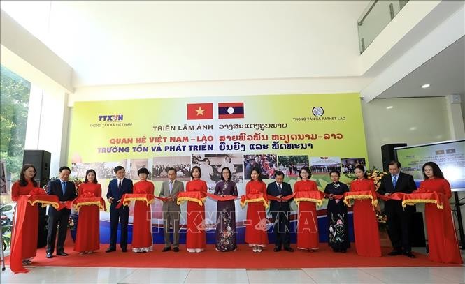 Fotoausstellung “Beziehungen zwischen Vietnam und Laos: Beständigkeit und Entwicklung” - ảnh 1