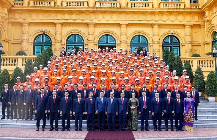 Staatspräsident Nguyen Xuan Phuc trifft sich mit ausgezeichneten Arbeitern in der Elektrizitätsindustrie - ảnh 1