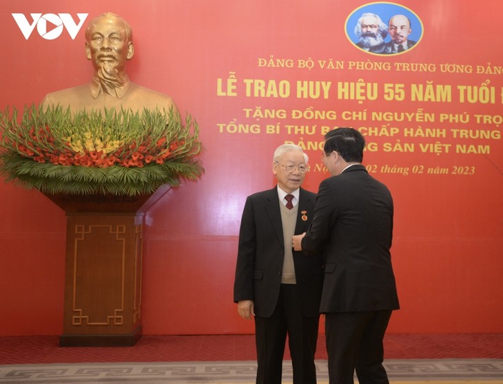 Überreichung des Parteiabzeichens für 55 Jahre Mitgliedschaft an KPV-Generalsekretär Nguyen Phu Trong - ảnh 1