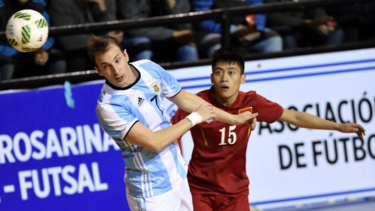 Das vietnamesische Futsalteam trainiert in Argentinien - ảnh 1