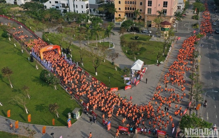 Mehr als 6000 Menschen nehmen am Laufturnier Happy Run teil - ảnh 1