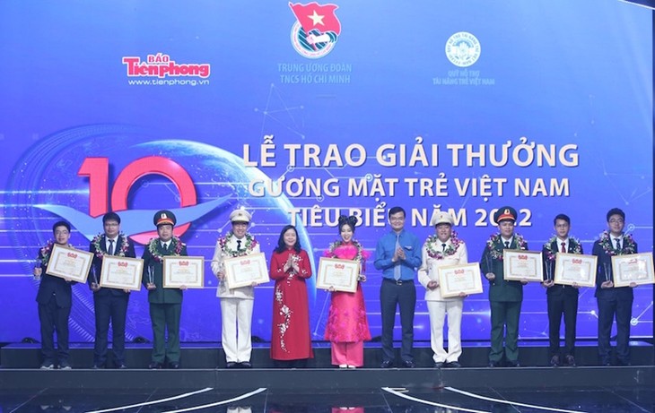 Verleihung des Preises für vorbildliche junge vietnamesische Leute 2022  - ảnh 1