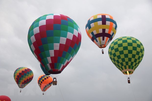 Das Heißluftballonfestival zieht Besucher nach Binh Thuan  - ảnh 1
