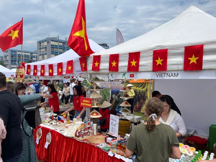 Das Image Vietnams durch das Kultur- und Küchen-Festival der Botschaften 2023 verbessern - ảnh 1