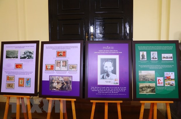 Die Ausstellung über Präsident Ho Chi Minh durch Briefmarkensammlungen und Postkarten in Hanoi eröffnet - ảnh 1