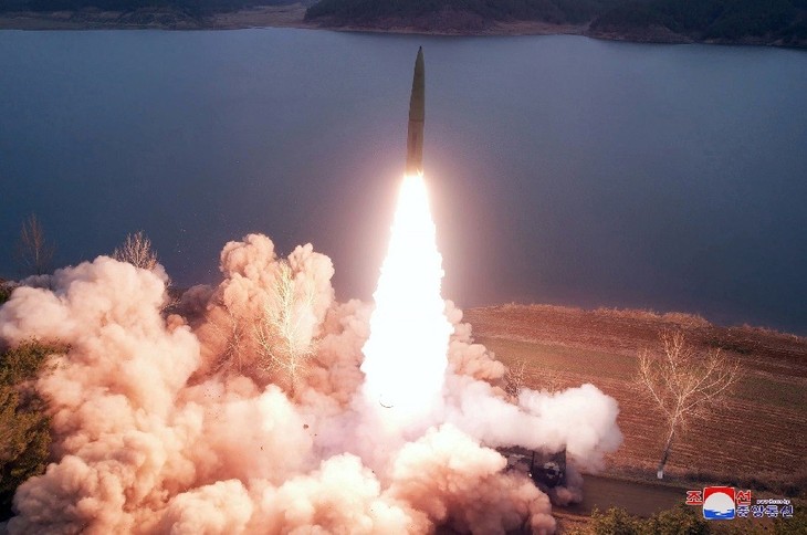 Nordkorea schießt Marschflugkörper ins Gelbe Meer ab - ảnh 1
