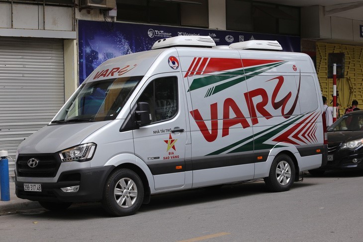 FIFA stellt zwei weitere VAR-Fahrzeuge für den vietnamesischen Fußball bereit - ảnh 1