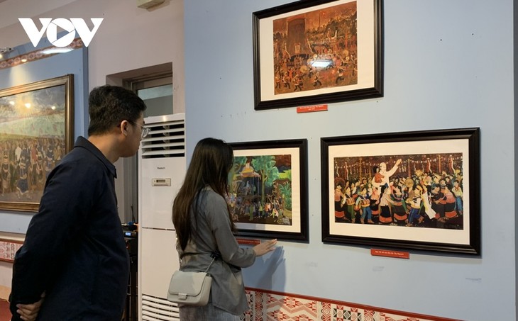 Gemäldeausstellung des Malers Xu-Man zieht Besucher an - ảnh 1