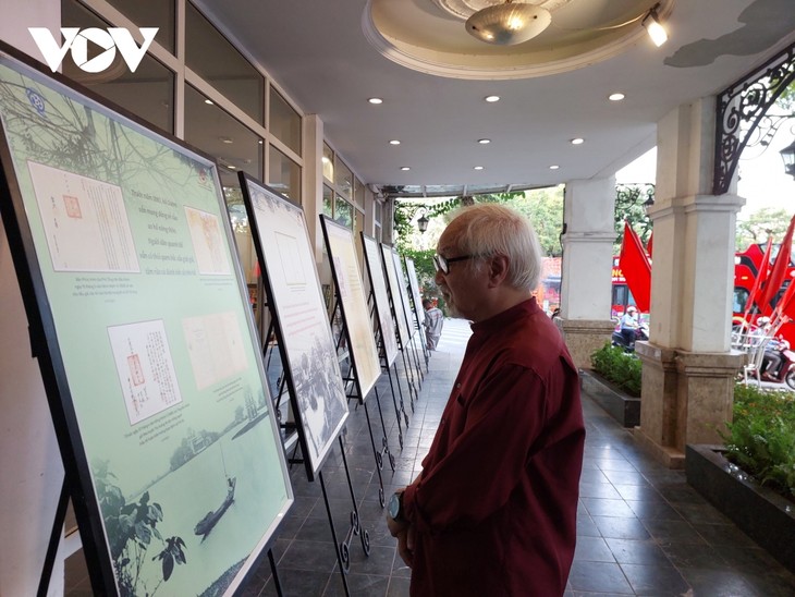 Ausstellung „Hoan-Kiem-See, Treffpunkt von Osten und Westen” erweckt schöne Erinnerungen an damaliges Hanoi - ảnh 1
