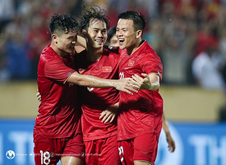 Die vietnamesische Fußballnationalmannschaft verbessert sich in der FIFA-Rangliste - ảnh 1
