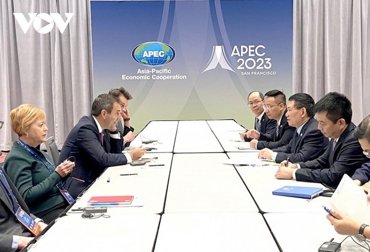 Finanzminister Ho Duc Phoc führt bilaterale Gespräche am Rande des APEC-Gipfels 2023 - ảnh 1