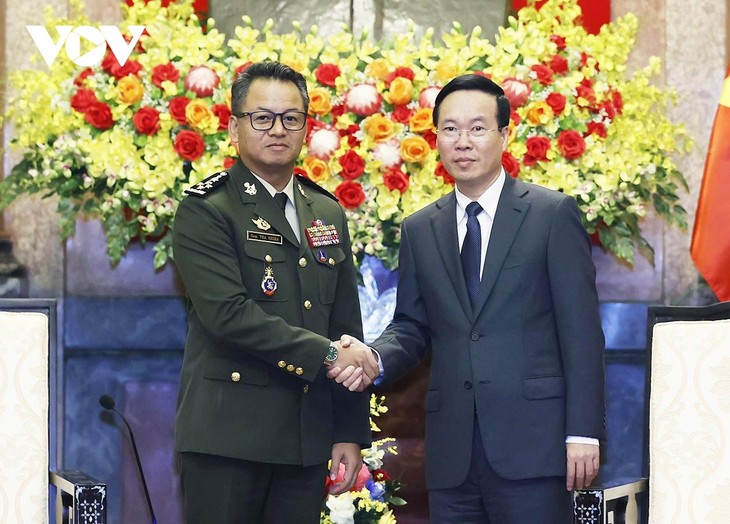 Staatspräsident Vo Van Thuong empfängt den kambodschanischen Verteidigungsminister - ảnh 1