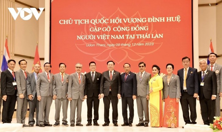 Parlamentspräsident Vuong Dinh Hue trifft Vertreter der vietnamesischen Gemeinschaft in Thailand - ảnh 1