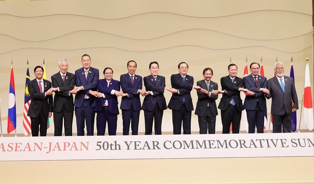 Premierminister Pham Minh Chinh nimmt an Gipfeltreffen zwischen ASEAN und Japan teil - ảnh 1