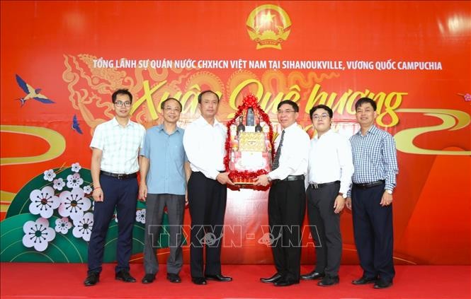 Die vietnamesischen Generalkonsulate in Kambodscha feiern das Mond-Neujahr 2024 - ảnh 1