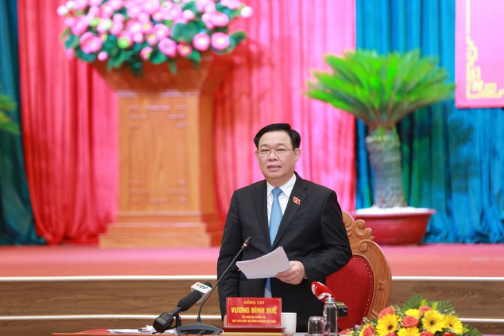 Parlamentspräsident Vuong Dinh Hue tagt mit Parteileitung der Provinz Binh Dinh - ảnh 1