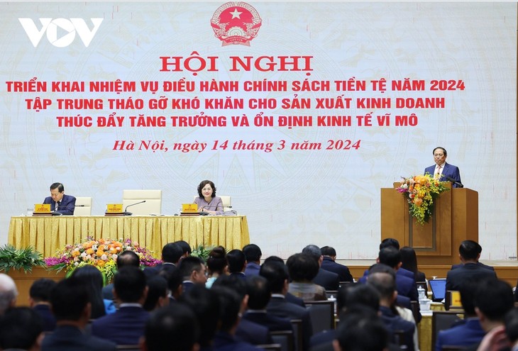 Premierminister Pham Minh Chinh leitet die Konferenz zur Steuerung der Geldpolitik im Jahr 2024 - ảnh 1