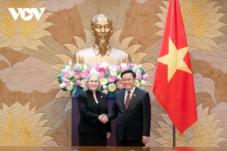 Parlamentspräsident Vuong Dinh Hue empfängt die US-Senatorin Kirsten Gillibrand - ảnh 1