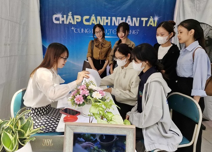 Tausende Menschen nehmen an der Jobmesse für Studierende in Da Nang teil - ảnh 1