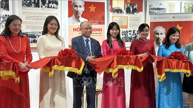 Eröffnung der Ausstellung über Präsident Ho Chi Minh in Frankreich - ảnh 1