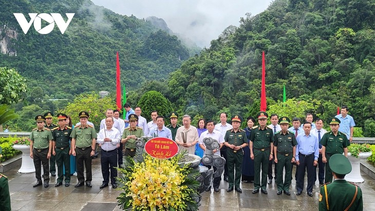 Staatpräsident To Lam zündet Räucherstäbchen zum Gedenken an Präsident Ho Chi Minh in Pac Bo an - ảnh 1