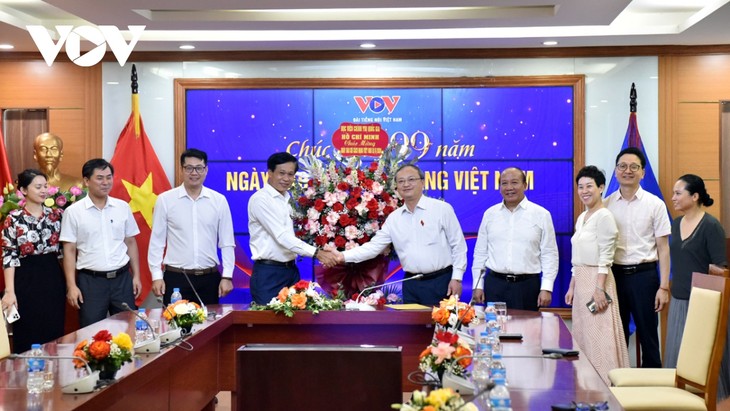 Behörden gratulieren VOV zum Tag der vietnamesischen revolutionären Presse - ảnh 1