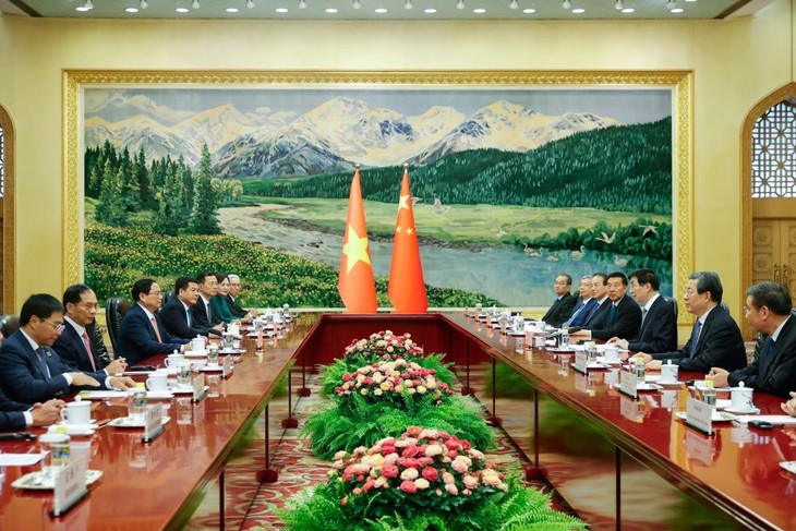 Premierminister Pham Minh Chinh trifft den Vorsitzenden der Politischen Konsultativkonferenz des chinesischen Volkes  - ảnh 1