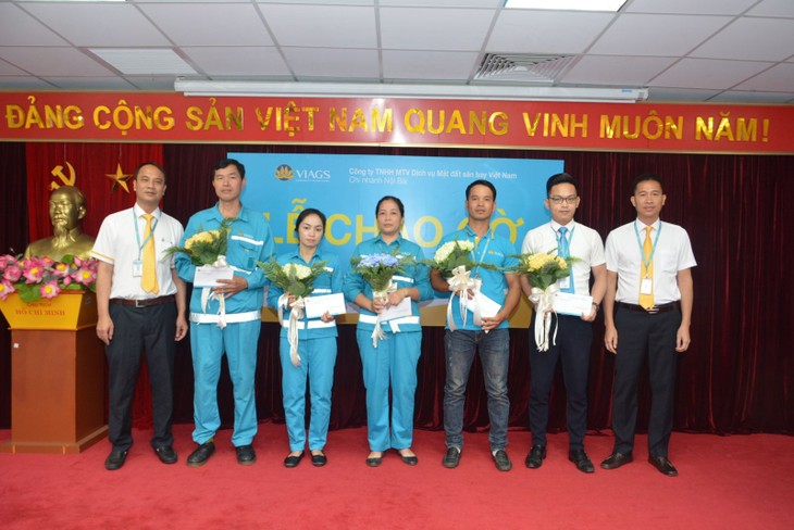 베트남 항공 지상서비스회사(VIAGS) 직원들,현금 60 억 달러와 6,619 개의 유가품을 돌려주었다 - ảnh 1