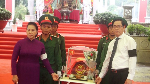응우옌 티 낌 응언 국회의장, 떠이닌성 열사 유골 안장-추모행사에 참석 - ảnh 1