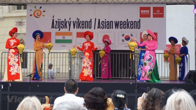 슬로바키아에서의 “2019년ASIAN WEEKEND” 축제 베트남 문화 담긴 - ảnh 1
