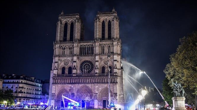 파리 노트르담 대성당 화재: 붕괴 위험 경고 - ảnh 1