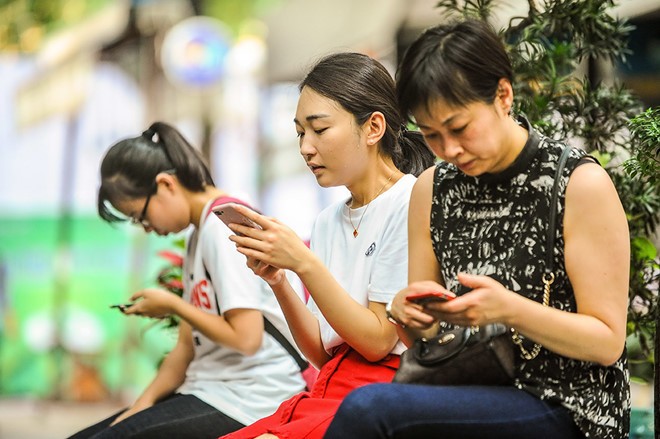 베트남인 하루 평균 4시간 스마트폰 사용 - ảnh 1