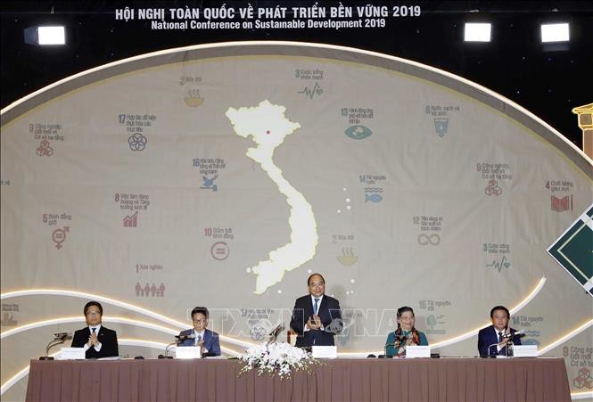 응우옌 쑤언 푹 총리, 지속가능한 발전 전국회의 참석 - ảnh 1