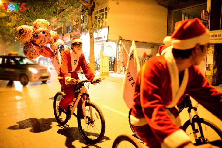 Weihnachtsstimmung in Hanoi - ảnh 14