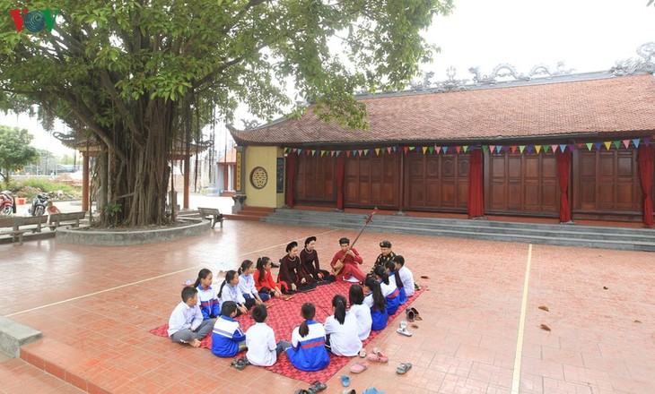 초봄 동몬(Đông Môn) 마을에 울려 퍼지는 전통 음악 까쭈(ca trù) - ảnh 1