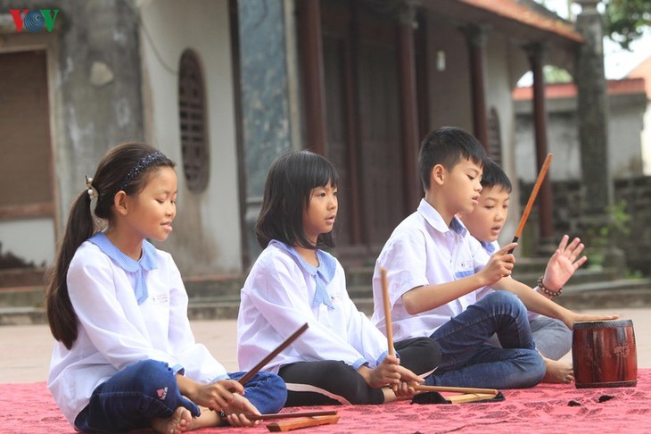 초봄 동몬(Đông Môn) 마을에 울려 퍼지는 전통 음악 까쭈(ca trù) - ảnh 2