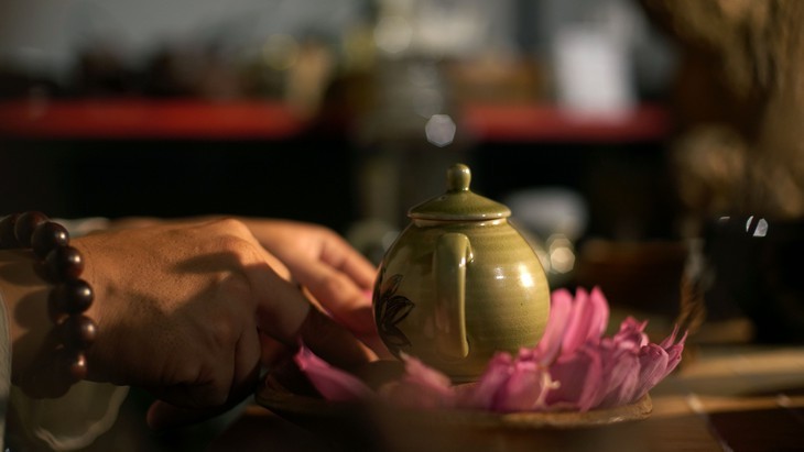 과거와 현재를 이어주는 연꽃향차를 즐겨 마시는 하노이 사람들 - ảnh 3