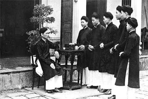후에성 남성 공무원 근무복으로 아오자이… 민족 전통의상 보존  - ảnh 6