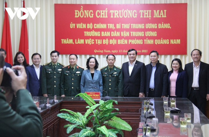 쯔엉 티 마이 중앙대중동원위원장, 꽝남성 군부대 방문 - ảnh 2