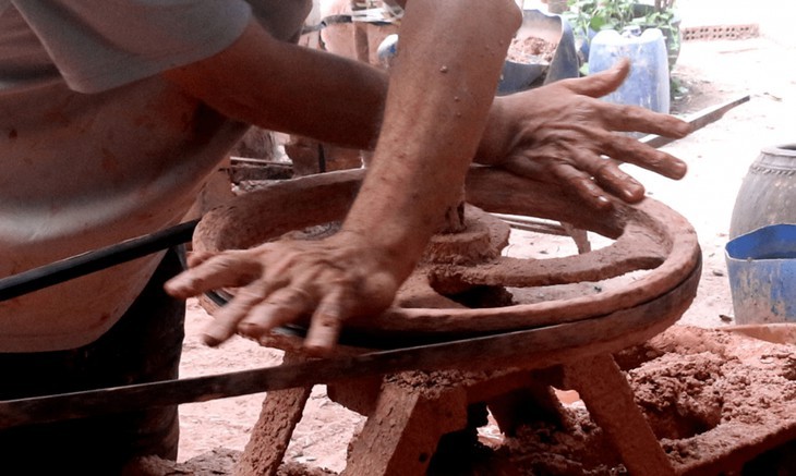 빈즈엉 소재 도자기 마을, 설맞이 “황금소” 만들기 - ảnh 2