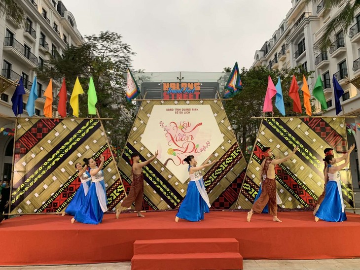 ”봄 유산축제” 주제의 2차 하롱 거리 관광축제의 날 개막식 - ảnh 1