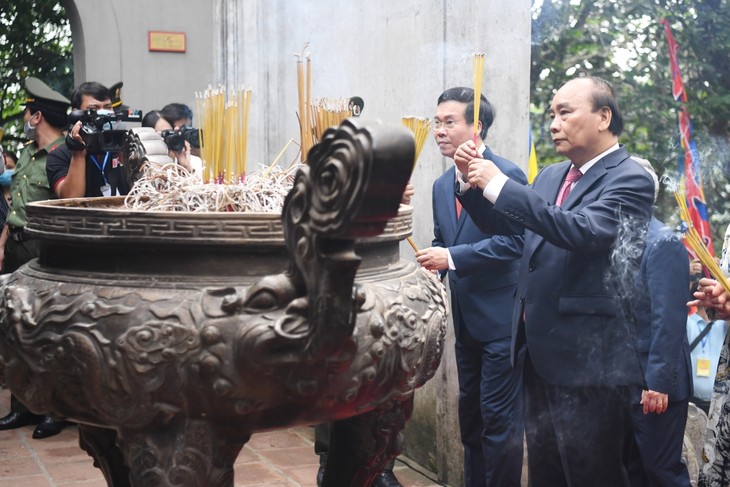 응우옌 쑤언 푹 국가주석, 훙브엉 역사유적지 분향식 참석 - ảnh 1