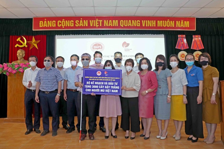 기획투자부, 베트남 시각 장애인을 위해 3,000개의 백색 지팡이 전달 - ảnh 1