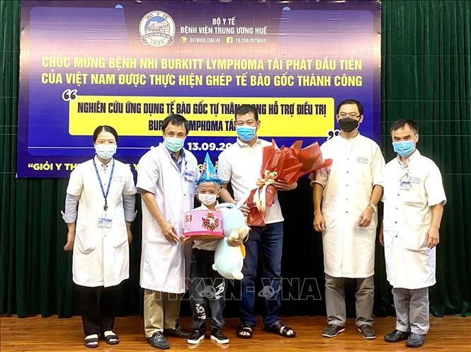 베트남, Burkitt Lymphoma 재발 아동 환자에게 처음으로 줄기세포 이식 - ảnh 1