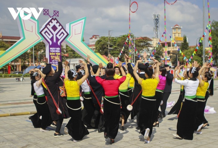 타이족 쏘애 무용과 북서지방 타이족 공동체의 문화적 아름다움 - ảnh 11