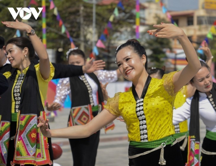 타이족 쏘애 무용과 북서지방 타이족 공동체의 문화적 아름다움 - ảnh 20